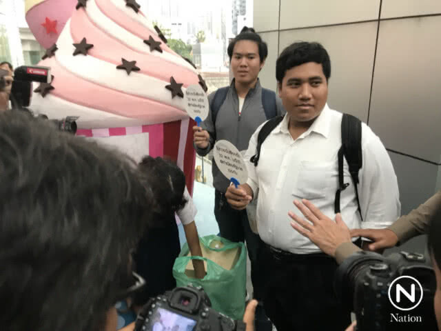 "จ่านิว" แจกพัด "ยุทธน็อคคิโอ" ชวน ปชช. ทวงถามวันเลือกตั้ง