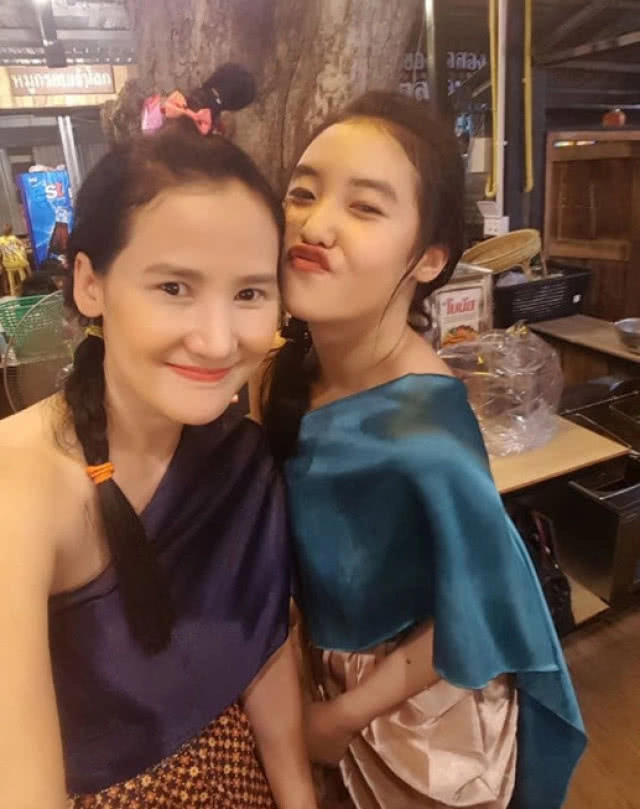 น่ารักที่สุด!
เปิดเทอมแล้ว "เท่ง เถิดเทิง"
ตามรับ-ส่ง"น้องพลอย" ลูกสาวคนสวย ไป รร.