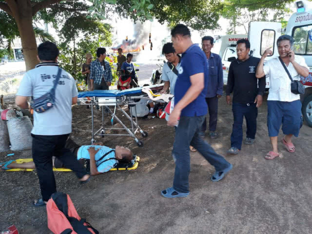 รถกระบะชนประสานรถรับส่งนักเรียนไฟไหม้รถหวิดตายหมู่