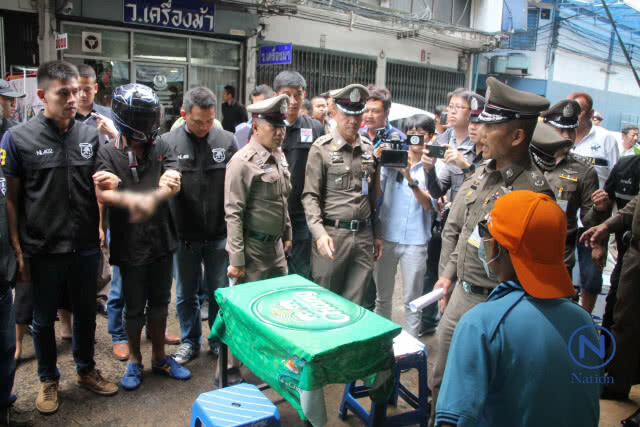 ตร.คุมตัวทำแผนหนุ่มประเคนหมัด-ศอกใส่ชายวัย50สลบเหมือด-เช็กประวัติโชกโชน!