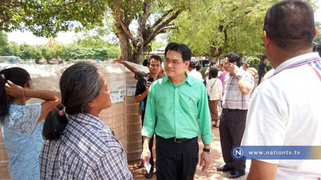 พรรคประชาธิปัตย์ 'ขยับลงพื้นที่' ร่วมแจกถังน้ำ หลังเกิดกระแสดูด ส.ส.สระแก้ว