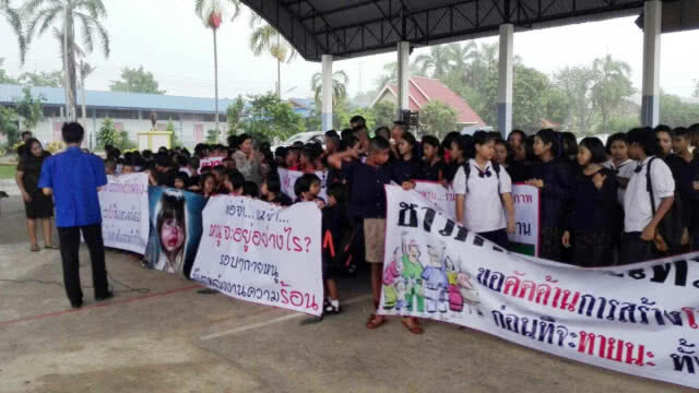 นักเรียน ครู และชาวบ้านรณรงค์ขึ้นป้ายไม่เอาโรงไฟฟ้าฯ เตรียมติดป้ายทั่วตำบล(มีคลิป)