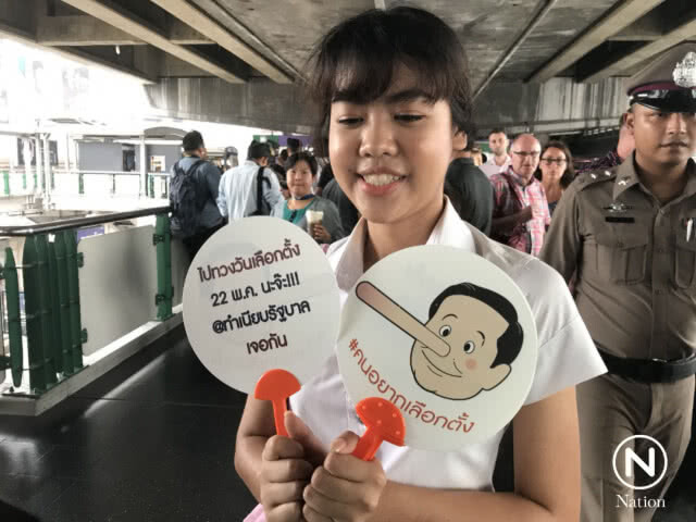 "จ่านิว" แจกพัด "ยุทธน็อคคิโอ" ชวน ปชช. ทวงถามวันเลือกตั้ง