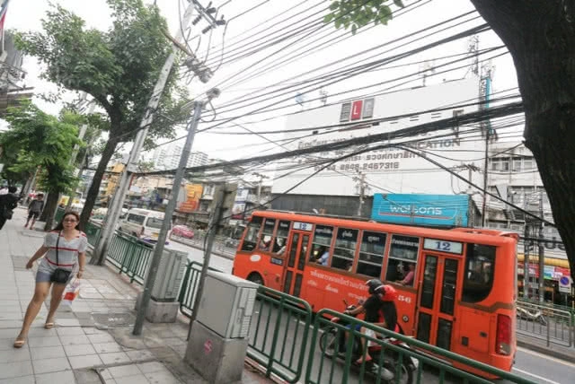 ภัยร้ายสายสื่อสารมรณะ!'ห้อยระย้าพาดระโยง'