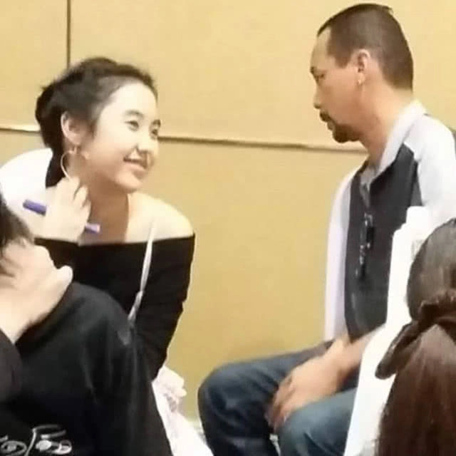 น่ารักที่สุด!
เปิดเทอมแล้ว "เท่ง เถิดเทิง"
ตามรับ-ส่ง"น้องพลอย" ลูกสาวคนสวย ไป รร.