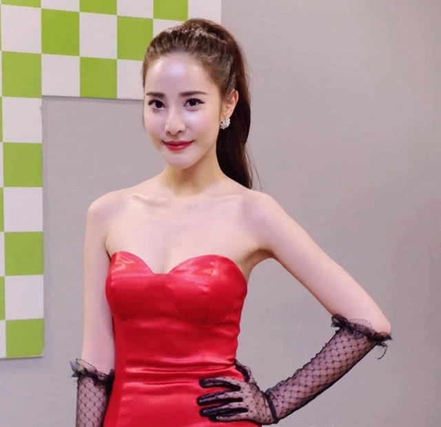 แอบส่อง! ชุดเดินพรมแดง เหล่าคนดัง งาน Daradaily Award2018