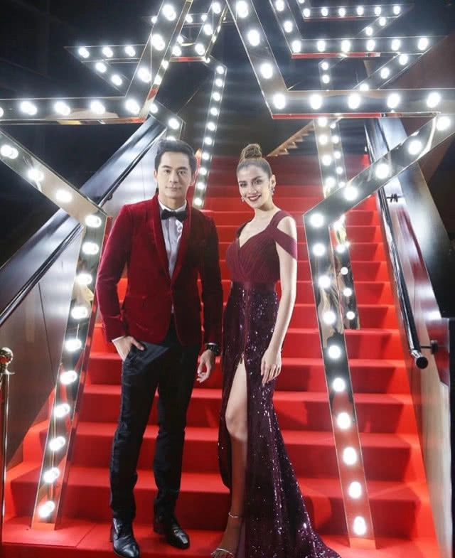 แอบส่อง! ชุดเดินพรมแดง เหล่าคนดัง งาน Daradaily Award2018