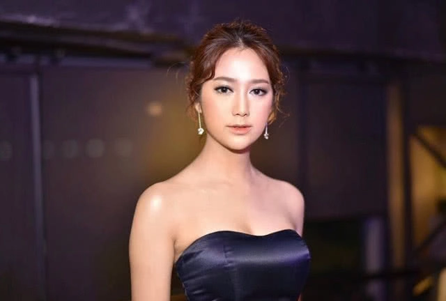 แอบส่อง! ชุดเดินพรมแดง เหล่าคนดัง งาน Daradaily Award2018