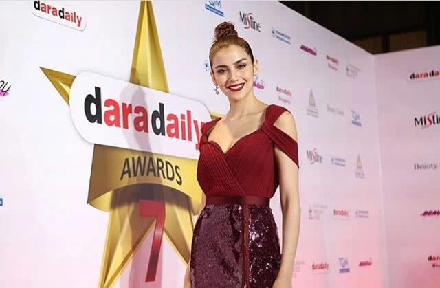 แอบส่อง! ชุดเดินพรมแดง เหล่าคนดัง งาน Daradaily Award2018