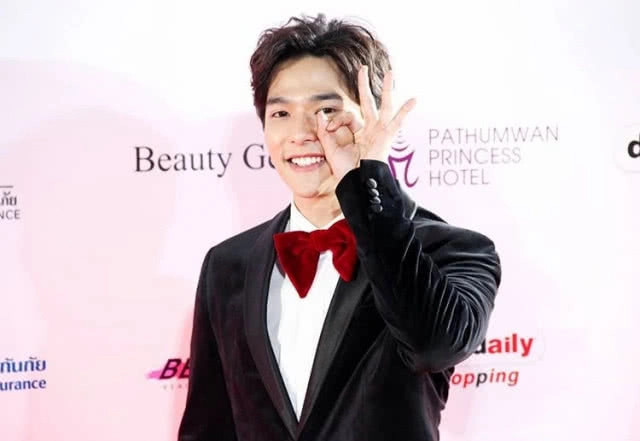 แอบส่อง! ชุดเดินพรมแดง เหล่าคนดัง งาน Daradaily Award2018
