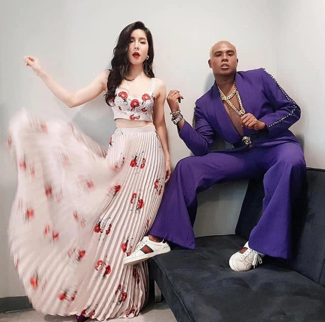 แอบส่อง! ชุดเดินพรมแดง เหล่าคนดัง งาน Daradaily Award2018