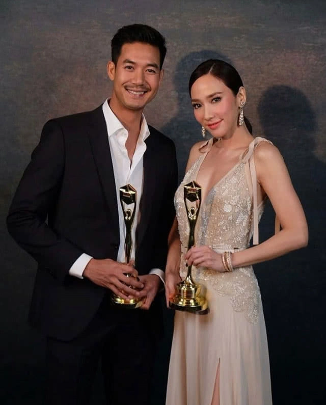 แอบส่อง! ชุดเดินพรมแดง เหล่าคนดัง งาน Daradaily Award2018