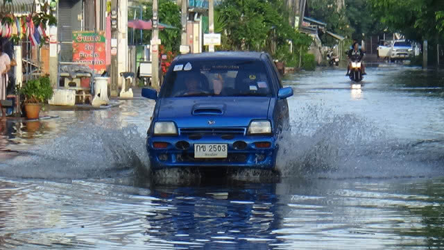 เร่งสูบน้ำช่วย 400 หลังคาเรือนเคหะชุมชนบึงพระ