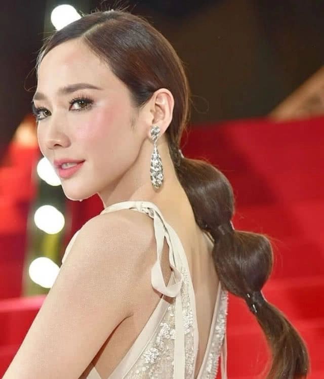 แอบส่อง! ชุดเดินพรมแดง เหล่าคนดัง งาน Daradaily Award2018