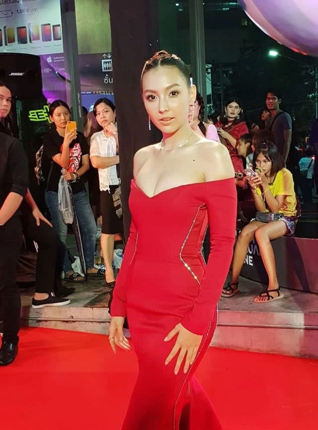 แอบส่อง! ชุดเดินพรมแดง เหล่าคนดัง งาน Daradaily Award2018