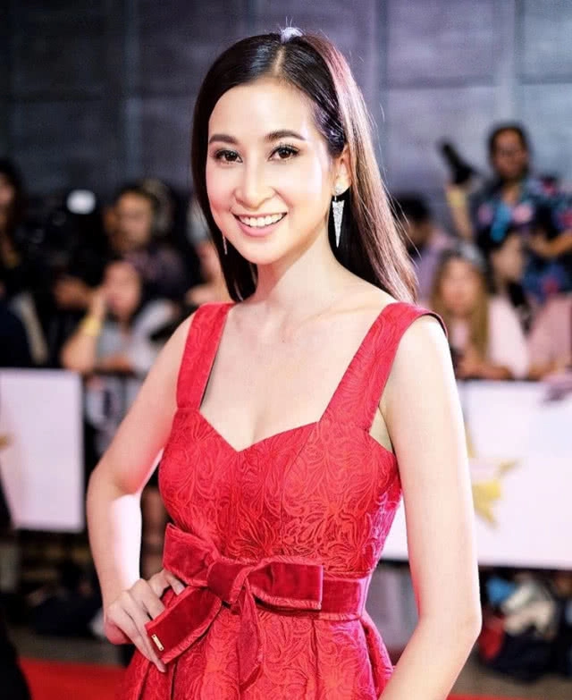 แอบส่อง! ชุดเดินพรมแดง เหล่าคนดัง งาน Daradaily Award2018