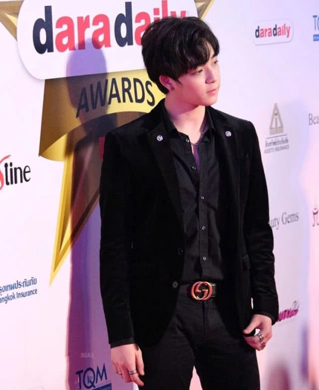 แอบส่อง! ชุดเดินพรมแดง เหล่าคนดัง งาน Daradaily Award2018