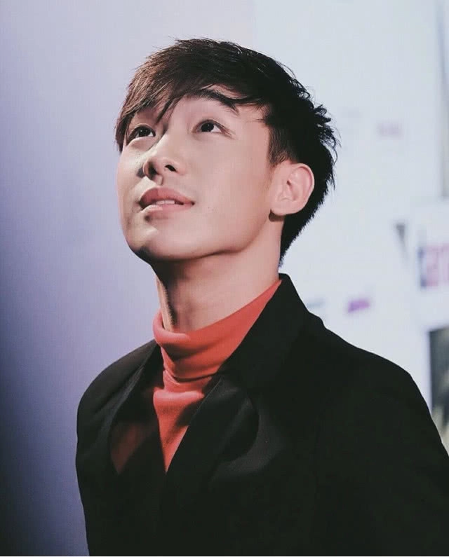 แอบส่อง! ชุดเดินพรมแดง เหล่าคนดัง งาน Daradaily Award2018