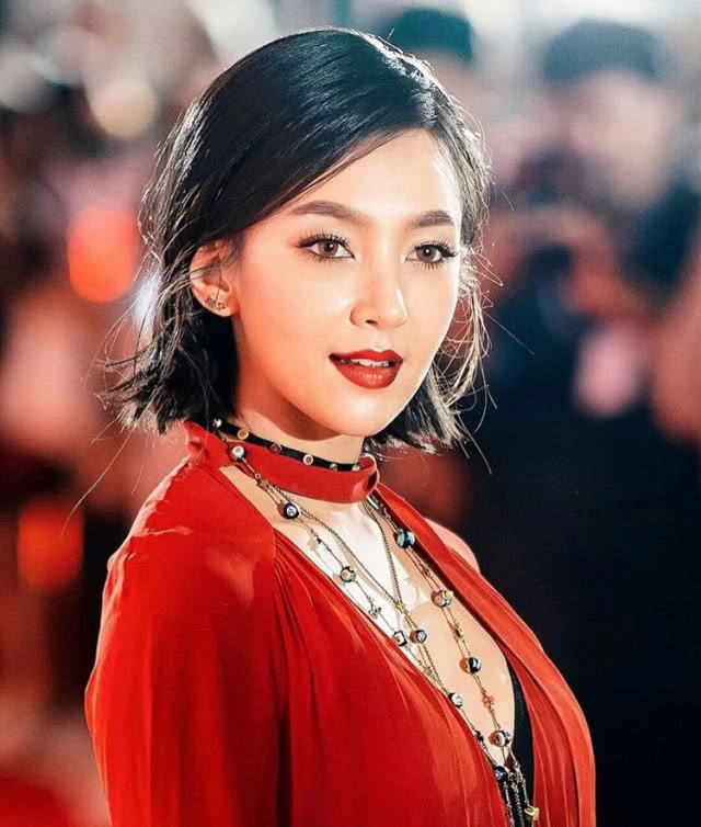 แอบส่อง! ชุดเดินพรมแดง เหล่าคนดัง งาน Daradaily Award2018