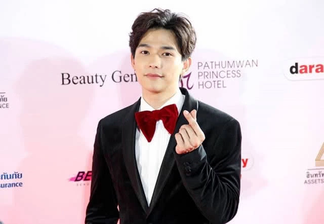 แอบส่อง! ชุดเดินพรมแดง เหล่าคนดัง งาน Daradaily Award2018