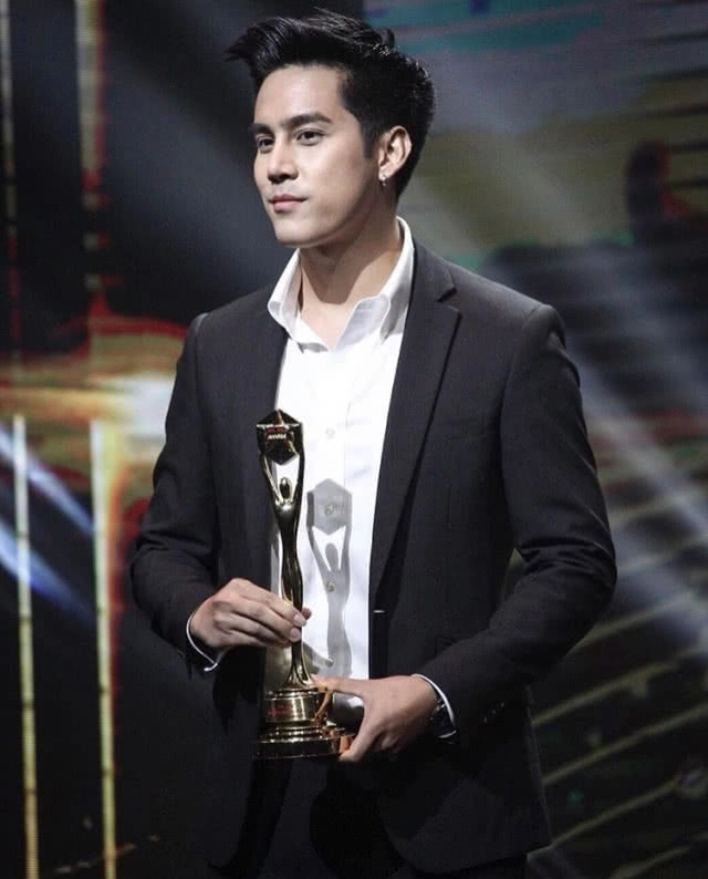 แอบส่อง! ชุดเดินพรมแดง เหล่าคนดัง งาน Daradaily Award2018