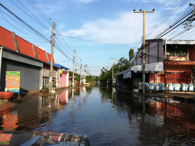 เร่งสูบน้ำช่วย 400 หลังคาเรือนเคหะชุมชนบึงพระ
