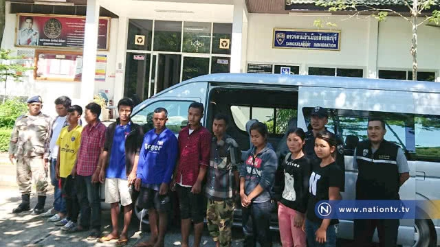 ไม่เนียน !! หนุ่มขับรถตู้ติดสติ๊กเกอร์ "ข่าว" ลอบขนต่างด้าว