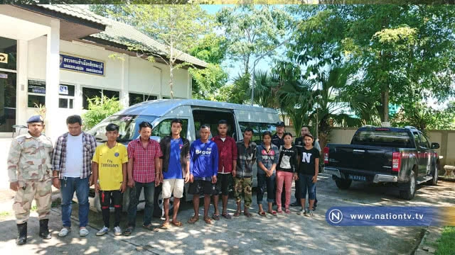 ไม่เนียน !! หนุ่มขับรถตู้ติดสติ๊กเกอร์ "ข่าว" ลอบขนต่างด้าว