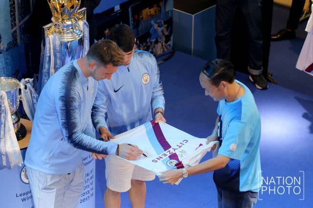 (ภาพชุด)แฟนเรือใบสีฟ้าแห่ต้อนรับ! "อายเมริค ลาป๊อร์กต์" และ "บราฮิม ดิแอซ" เยือนไทย