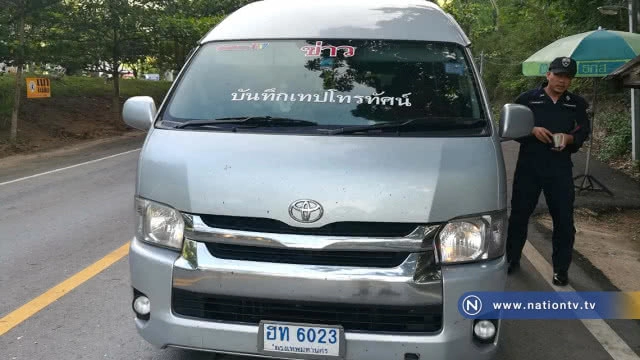 ไม่เนียน !! หนุ่มขับรถตู้ติดสติ๊กเกอร์ "ข่าว" ลอบขนต่างด้าว