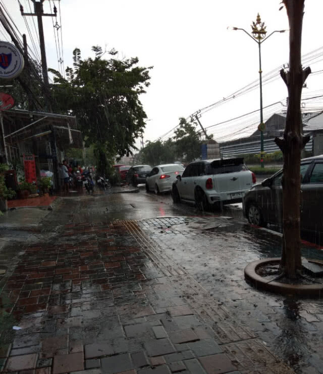 เสาไฟฟ้าหักโค่นกว่า 10 ต้น! ขวางถนนสนามบินน้ำมุ่งหน้ากระทรวงพาณิชย์