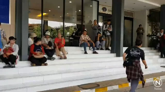 มวลชนเพื่อไทย รอให้กำลังใจแกนนำเข้าพบกองปราบ