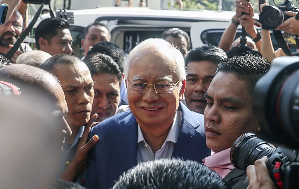 "นาจิบ" เข้าให้ปากคำที่ปุตราจายา คดีทุจริตกองทุน 1MDB "นาจิบ" เข้าให้ปากคำที่ปุตราจายา คดีทุจริตกองทุน 1MDB