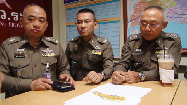 ผบช.ภ.2 ยึดคืนทองที่ถูกปล้นกลับมาได้บางส่วน นำให้ร้านทองตรวจสอบ