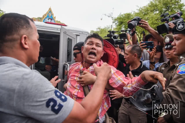 (ภาพชุด) นาทีรวบตัวแกนนำ "กลุ่มคนอยากเลือกตั้ง" ที่สะพานมัฆวานรังสรรค์