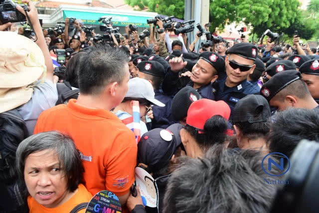 "จ่านิว" วูบ เป็นลมกลางม็อบ