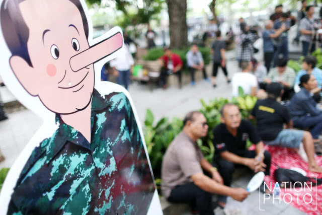 กลุ่มคนอยากเลือกตั้งพร้อมเคลื่อนขบวนจาก ธรรมศาสตร์ ถึง หน้าทำเนียบฯ