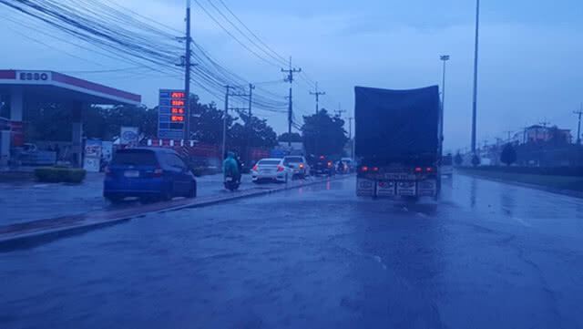 ฝนกระหน่ำลมพัดเสาไฟฟ้าแรงสูงล้มกว่า 20 ต้น ไฟฟ้าดับนับพันครัวเรือน