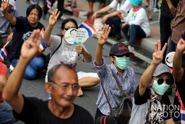 กลุ่มคนอยากเลือกตั้งเคลื่อนขบวนออกจาก ธรรมศาสตร์ ก่อนเจ้าหน้าที่ไม่อนุญาตให้ทำกิจกรรมทางการเมือง