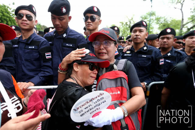 กลุ่มคนอยากเลือกตั้งเคลื่อนขบวนออกจาก ธรรมศาสตร์ ก่อนเจ้าหน้าที่ไม่อนุญาตให้ทำกิจกรรมทางการเมือง