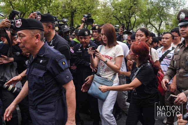 (ภาพชุด) นาทีรวบตัวแกนนำ "กลุ่มคนอยากเลือกตั้ง" ที่สะพานมัฆวานรังสรรค์