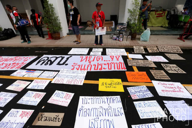 กลุ่มคนอยากเลือกตั้งเคลื่อนขบวนออกจาก ธรรมศาสตร์ ก่อนเจ้าหน้าที่ไม่อนุญาตให้ทำกิจกรรมทางการเมือง