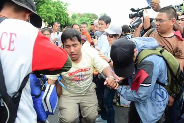 "จ่านิว" วูบ เป็นลมกลางม็อบ