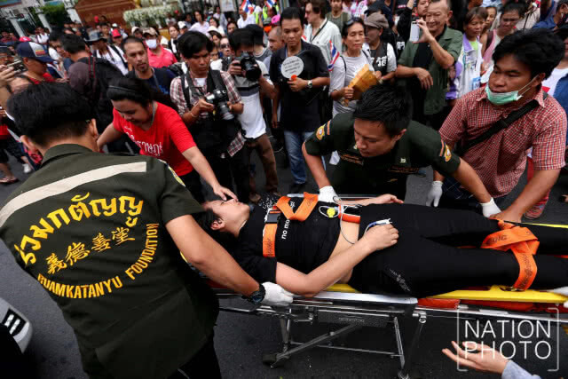 กลุ่มคนอยากเลือกตั้งเคลื่อนขบวนออกจาก ธรรมศาสตร์ ก่อนเจ้าหน้าที่ไม่อนุญาตให้ทำกิจกรรมทางการเมือง