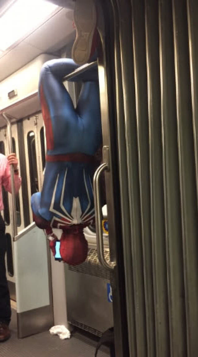 นึกว่ากำลังถ่ายหนัง! ไอ้แมงมุมห้อยหัวโดยสารรถไฟในสหรัฐ (ชมคลิป)