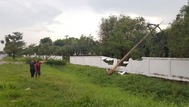 ฝนกระหน่ำลมพัดเสาไฟฟ้าแรงสูงล้มกว่า 20 ต้น ไฟฟ้าดับนับพันครัวเรือน