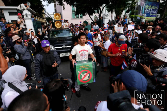 กลุ่มคนอยากเลือกตั้งเคลื่อนขบวนออกจาก ธรรมศาสตร์ ก่อนเจ้าหน้าที่ไม่อนุญาตให้ทำกิจกรรมทางการเมือง