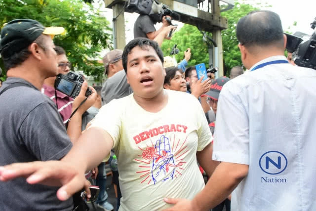 "จ่านิว" วูบ เป็นลมกลางม็อบ