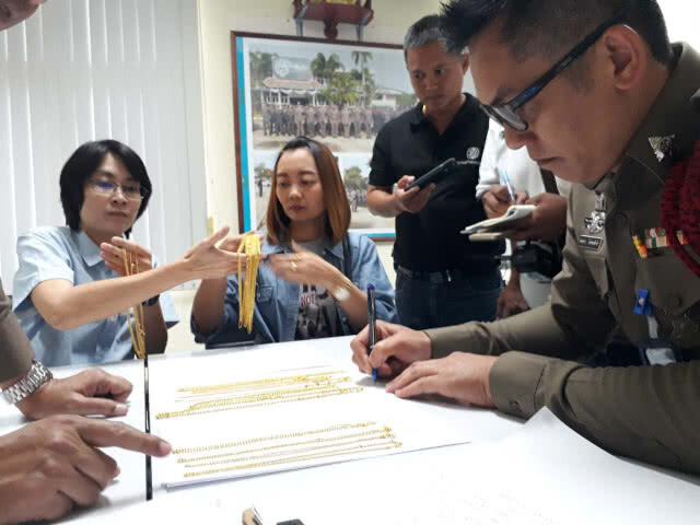 ผบช.ภ.2 ยึดคืนทองที่ถูกปล้นกลับมาได้บางส่วน นำให้ร้านทองตรวจสอบ