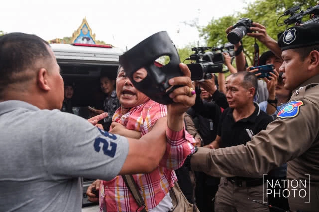 (ภาพชุด) นาทีรวบตัวแกนนำ "กลุ่มคนอยากเลือกตั้ง" ที่สะพานมัฆวานรังสรรค์